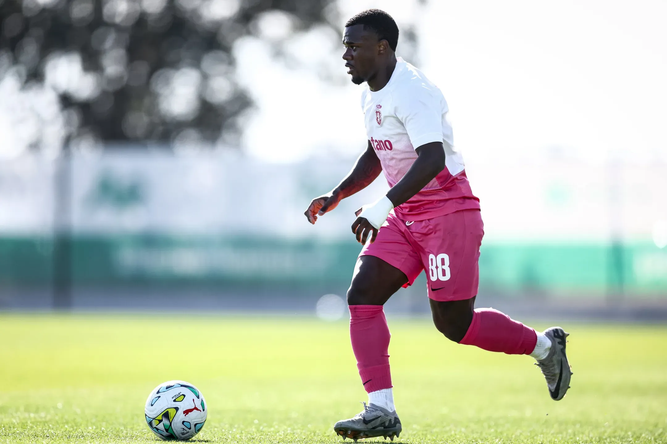 Sporting B vence e assume liderança